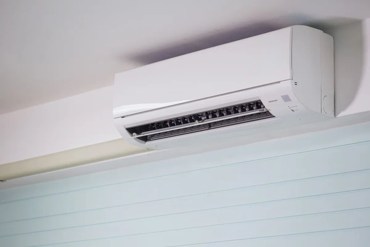 Climatiseur mural au design épuré installé dans un intérieur