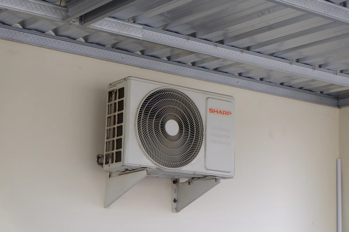 Unité extérieure de climatisation fixée au mur sur son support